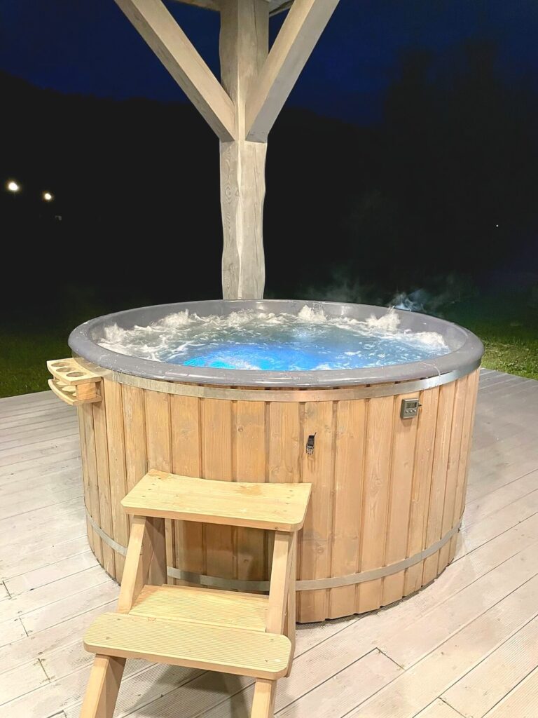 Balia z hydromasażem nocą – Strefa SPA Rudawka Rymanowska