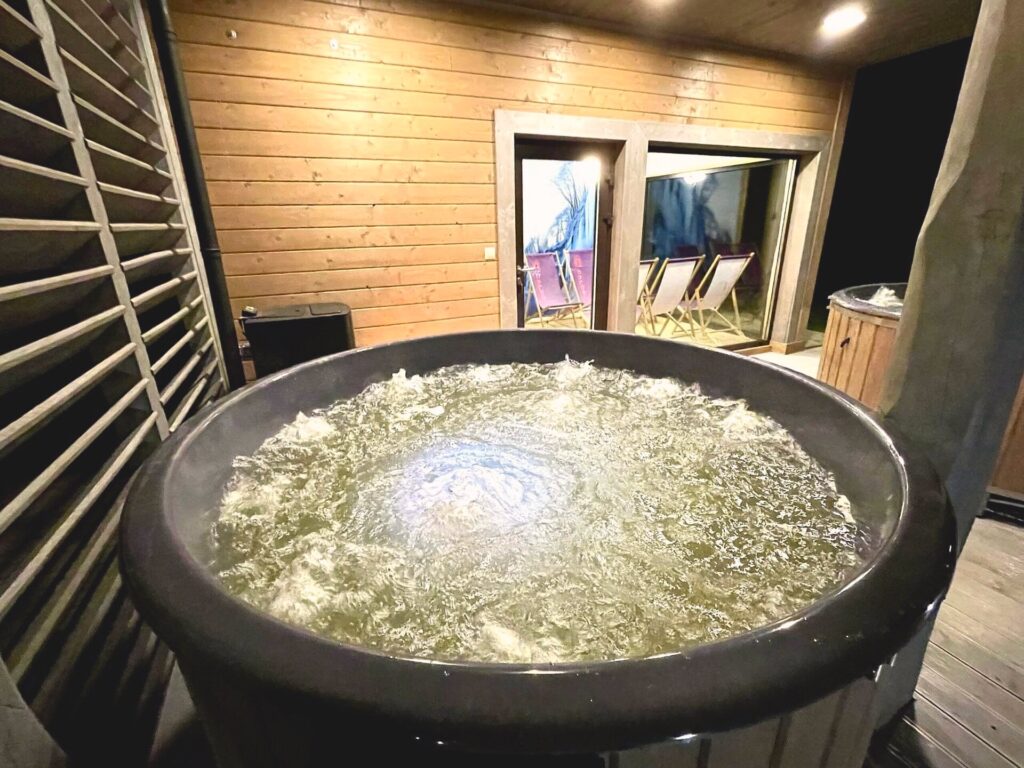Balia z hydromasażem w działaniu – Strefa Relaksu i SPA, Rudawka Rymanowska