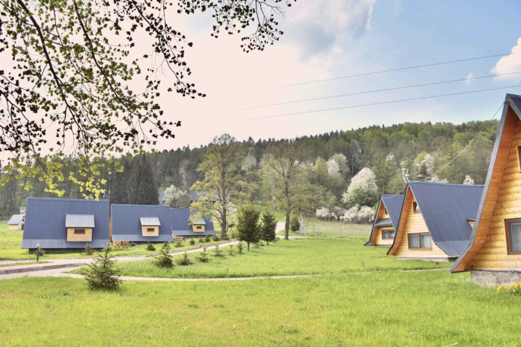 Domki Mszana na terenie ośrodka w Rudawce Rymanowskiej, Beskid Niski