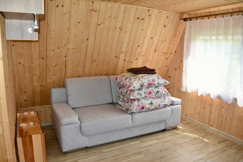 Domek Mszana z antresolą – rozkładana kanapa w salonie
