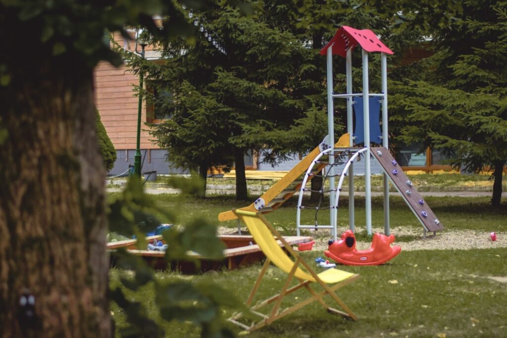 Plac zabaw ze zjeżdżalnią w ośrodku Rudawka Rymanowska
