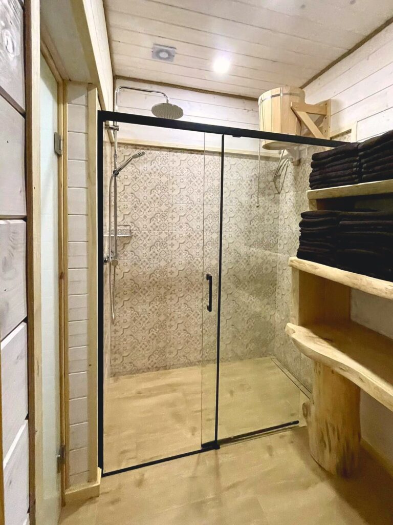 Prysznic przy saunie w Strefie SPA – Ośrodek Rudawka Rymanowska