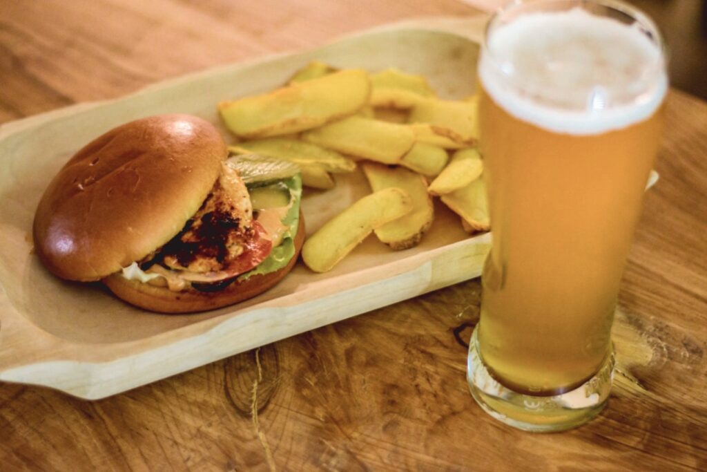 Burger z frytkami i piwo w Karczmie Rudawka