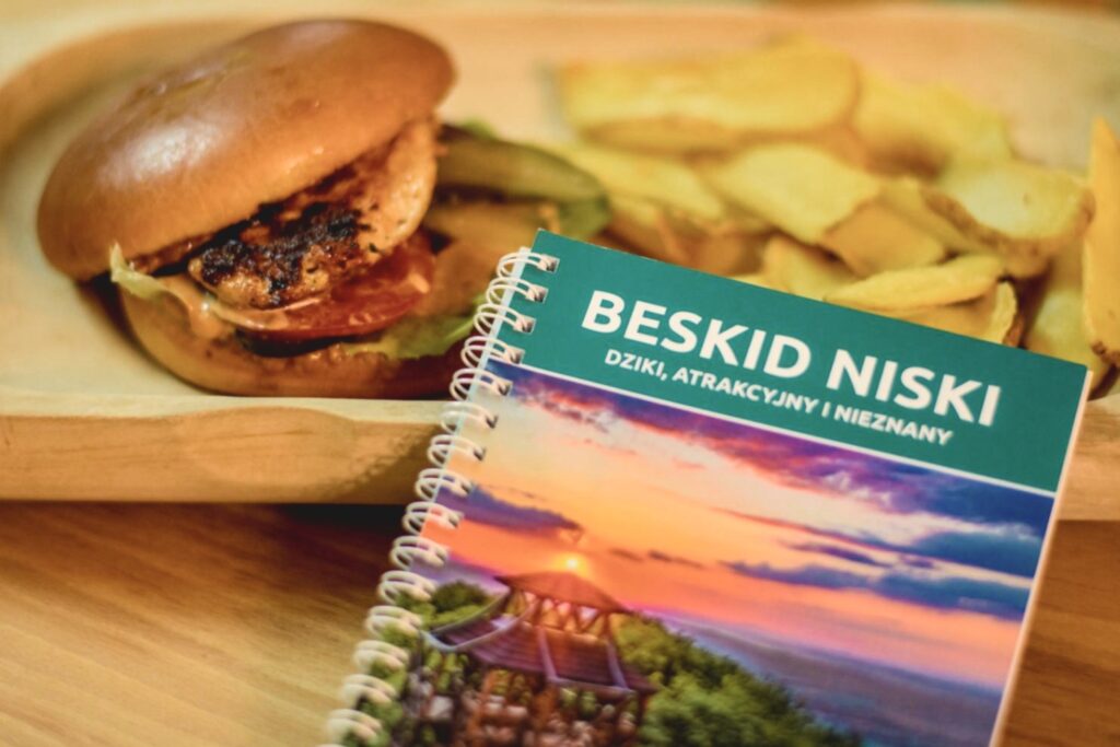 Burger z frytkami i przewodnik po Beskidzie Niskim w Karczmie Rudawka