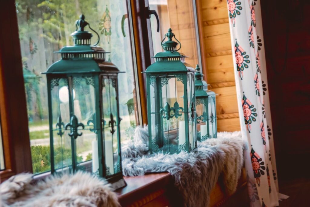 Restauracja Karczma Rudawka – wnętrze z latarniami, kilkadziesiąt kroków od Pawilonu