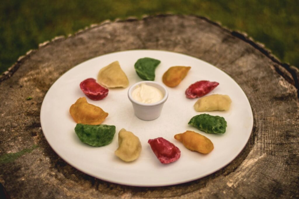 Kolorowe pierogi podane w Karczmie Rudawka