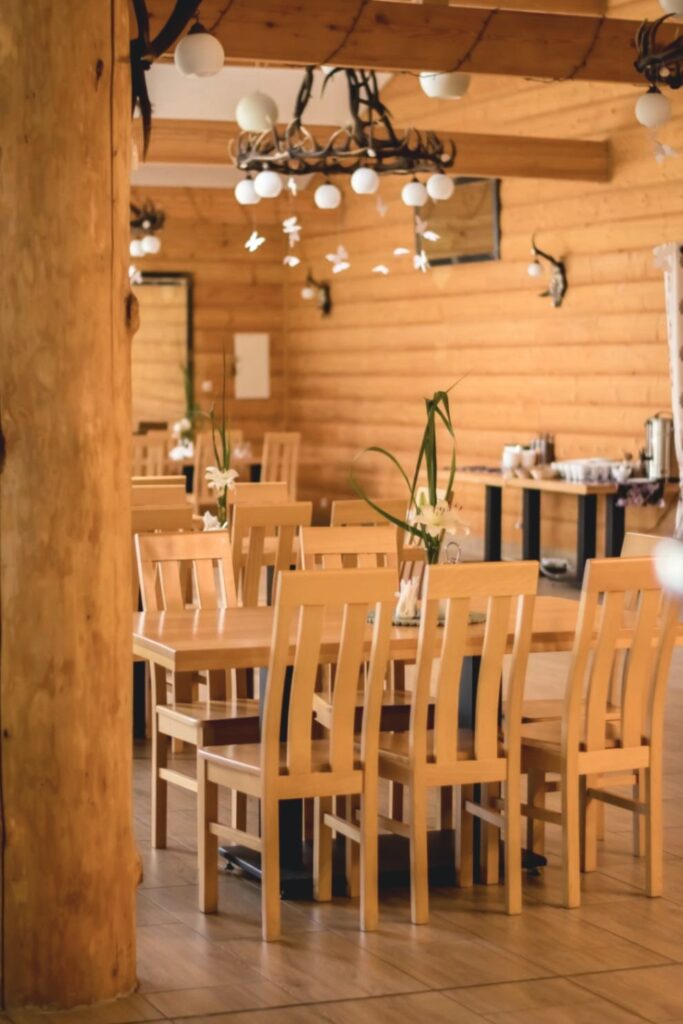Sala restauracyjna Karczmy Rudawka – drewniane wnętrze