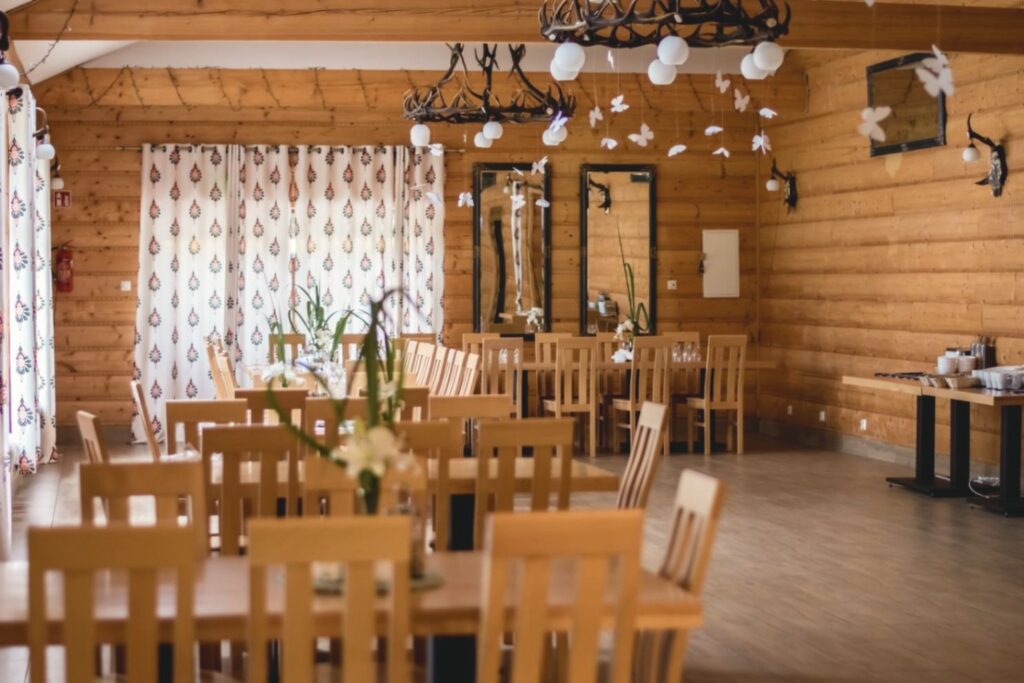 Drewniana sala jadalna Karczmy Rudawka z żyrandolami