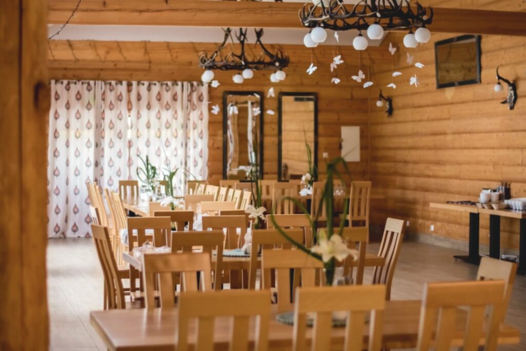 Sala biesiadna Karczmy Rudawka nakryta do posiłku