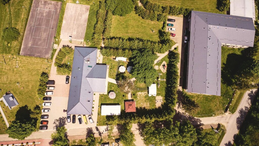 Ośrodek Rudawka Rymanowska z lotu ptaka – Pawilon noclegowy, Karczma i boiska
