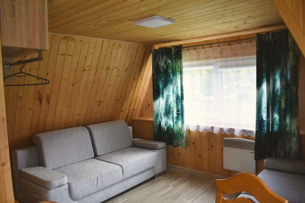 Domek Mszana 4-osobowy – salon z rozkładaną kanapą