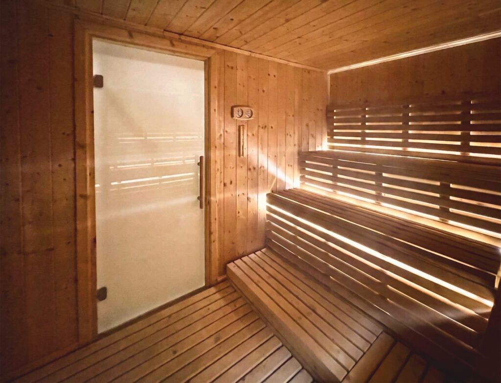 Wnętrze sauny fińskiej z podświetlanymi ławami – Strefa SPA w Rudawce Rymanowskiej